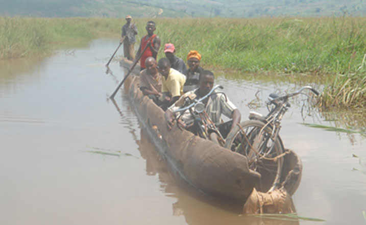 Abanyarwanda n'abarundi banyura kuri ibyo byambu bakoresha ubwato bw'ibiti.