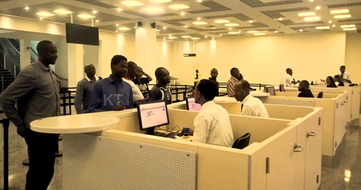 Abanyarwanda bahunze ihohoterwa muri Zambia bageze ku Kibuga cy'Indege Mpuzamahanga cya Kigali i Kanombe, buzuza ibisabwa