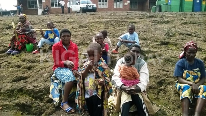 Abanyarwanda batahutse bageze mu nkmabi ya Nkamira baruhuka basangira igisheke.