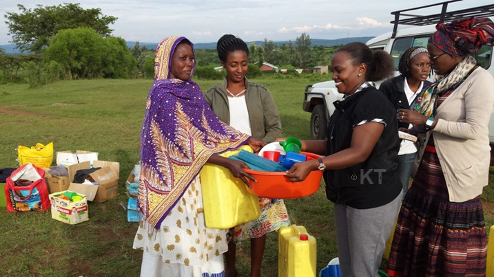Abanyarwanda birukanywe Tanzaniya bashyikirizwa inkunga