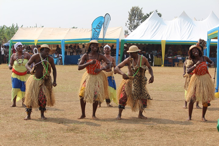 Abanye-Kongo na bo bitabiriye iserukiramuco Nyafurika ry'imbyino ryabereye i Kayonza.