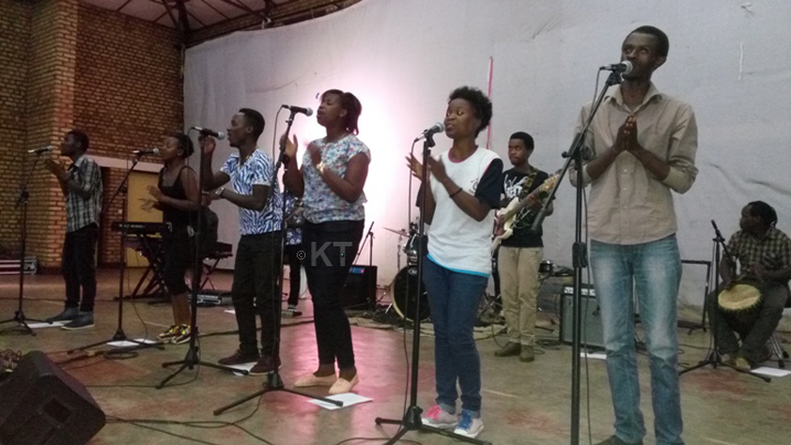 Abanyehuye bakunze uko bitwara imbere y'abo baririmbira