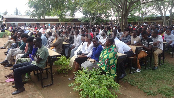 Abanyeshuri n'abaturage bateze amatwi impanuro za Minisitiri Busingye.