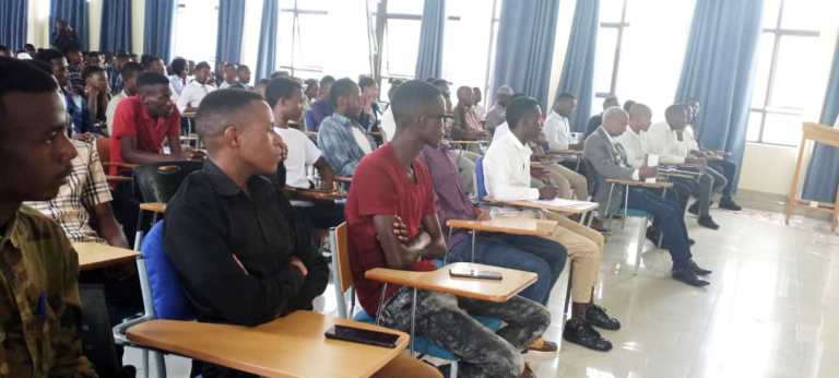 Abanyeshuri bo mu ishami rya Kaminuza y'u Rwanda i Huye bari baje gukurikirana ibiganiro