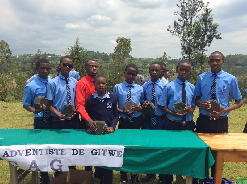 Abanyeshuri ba College de Gitwe bavuga ko batangiye kwiga gukora amapave