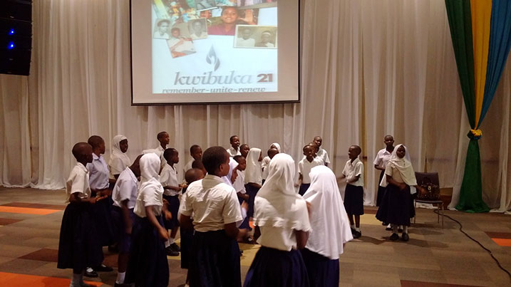 Abanyeshuri bitabiriye iki gikorwa ngo bigire ku mateka y'u Rwanda.