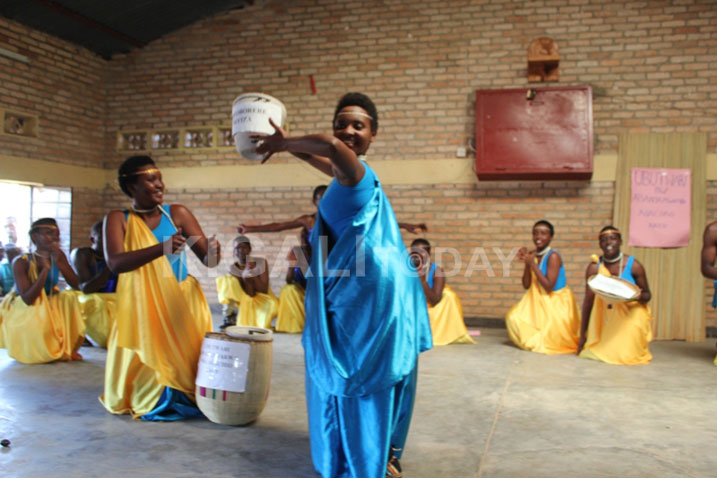 Abanyeshuri bagaragaza impano zabo mu mbyino.