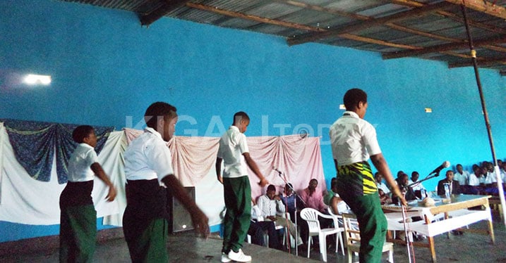 Abanyeshuri biga muri GS Murunda bifatanyije na bagenzi babo bo muri GS Bumba kwibuka abanyeshuri n'abarezi bazize Jenoside.