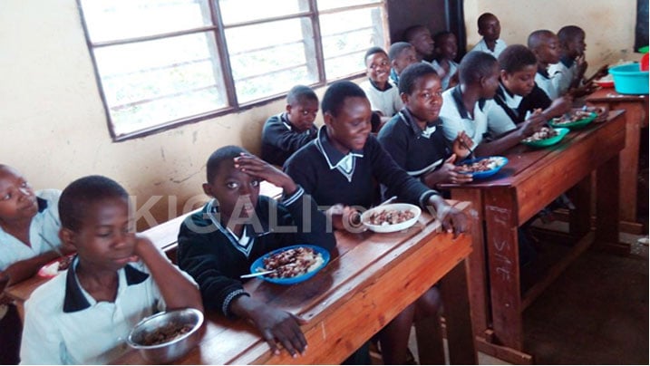 Abanyeshuri biga mu ishuri rya Gihundwe barira mu ishuri ibiryo bavuga ko bishimira.