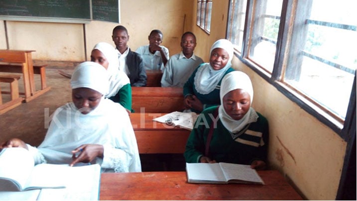 Abanyeshuri biga muri Ecole islamique de Kamembe mu gihe abatuye hafi bajya kurya abatuye kure baguma ku ishuri basubira mu masomo.
