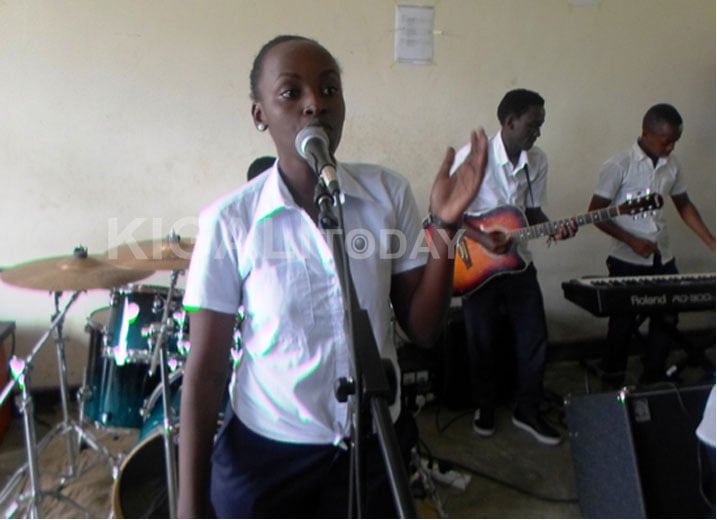 Bamwe mu banyeshuri biga umuziki bakira ibikoresho bahawe.