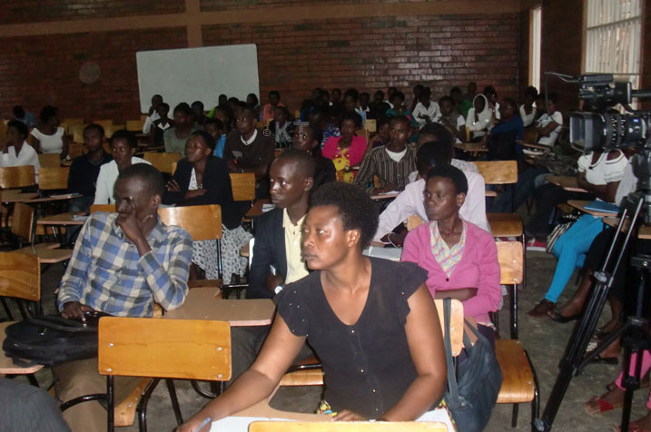Abanyeshuri bari bitabiriye ibiganiro ari benshi kandi biyemeje kuzajya bakangurira abandi kwaka inyemezabuguzi ya EBM.