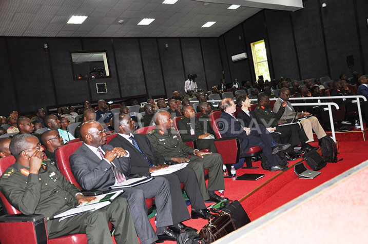 Abanyeshuri bitabiriye umuhango wo gufungura ibiganiro bakurikiye ijambo ry'Umugaba mukuru w'ingabo.