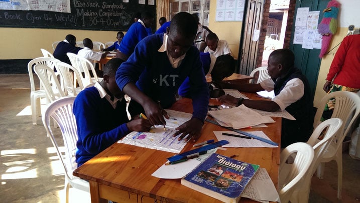 Abanyeshuri bo muri TTC i Gicumbi bikorera imfashanyigisho.