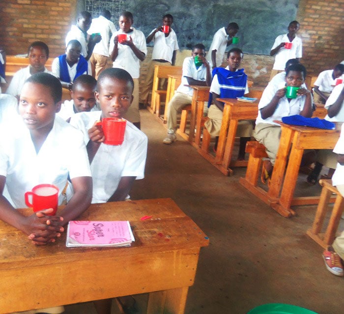 Abiga muri Ecole Secondaire de Save bahabwa igikoma gusa kuko ubushobozi bwo kubona ibiryo butaraboneka.