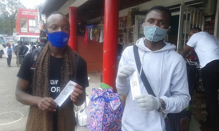 Abanyeshuri bitegura gusubira ku ishuri bari mu bashimishijwe no kumanuka kw'ibiciro by'ingendo 