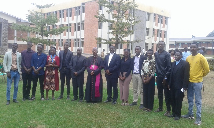 Bamwe mu banyeshuri bari baje gusezera ku muyobozi ucyuye igihe bakira n'umuyobozi mushya