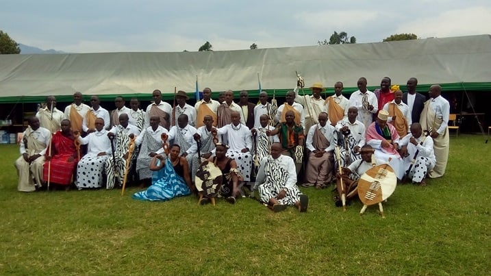 Abanyeshuri bose bambaye Kinyarwanda bafashe ifoto y'urwibutso.