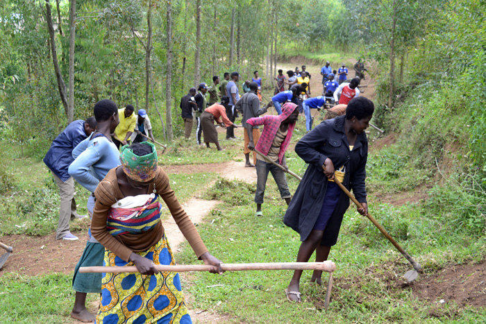 Abanyeshuri ba ICK banafatanya n'abaturage mu bikorwa by'imirimo y'amaboko