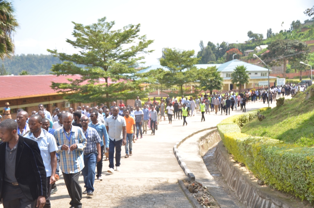 Abanyeshuri ba IPRC Karongi n'abaturage baho bibutse abahoze ari abanyeshuri ba ETO Kibuye bishwe muri Jenoside yakorewe Abatutsi