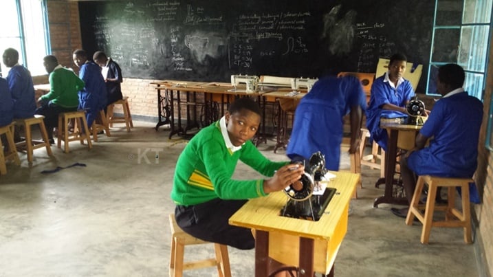 Nubwo aba banyeshuri ba Cyondo Technical School biga, ngo ntibagira abita ku myifatire yabo.