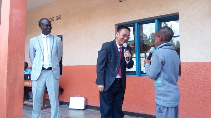 Abanyeshuri babasha kuvugana ururimi rw'igishinwa na Ambasaderi w'ubushinwa mu Rwanda