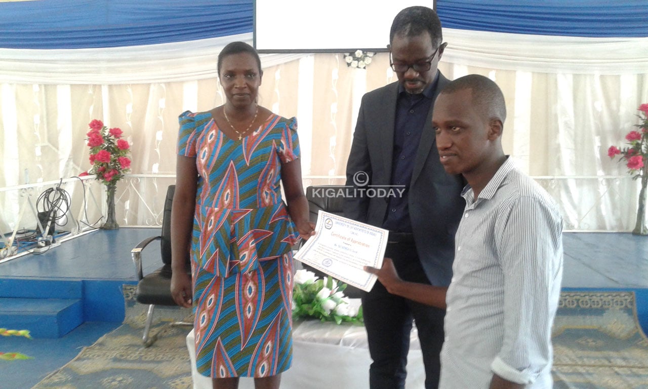 Abanyeshuri batwaye neza mu biganiro, bagatanga ibitekerezo byubaka bashimiwe na Madamu Bernadette Mukamana n'umuyobozi muri INILAK.