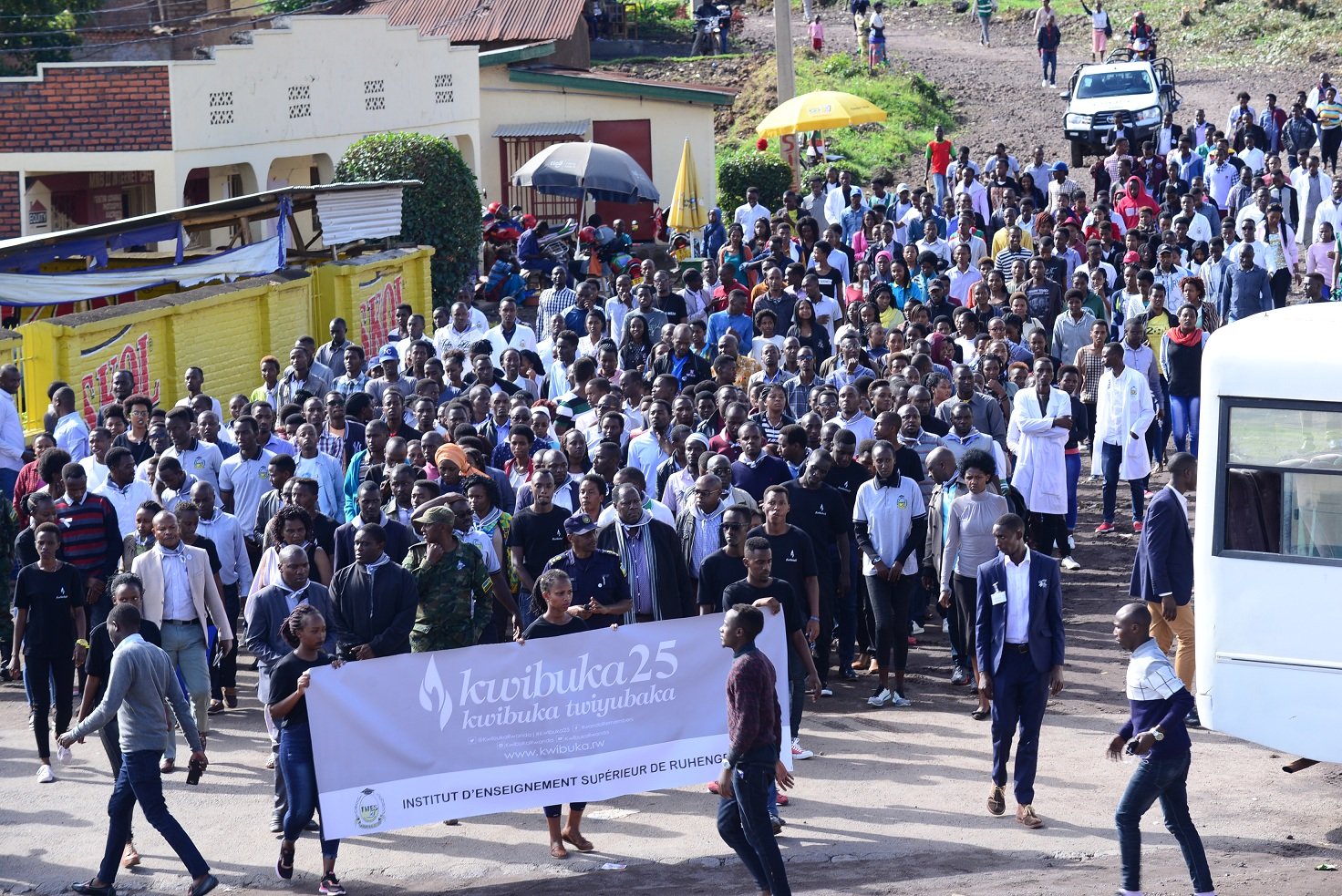 Abanyeshuri bakoze urugendo bava ku ishuri berekeza ku rwibutso rwa Jenoside rwa Muhoza mu karere ka Musanze