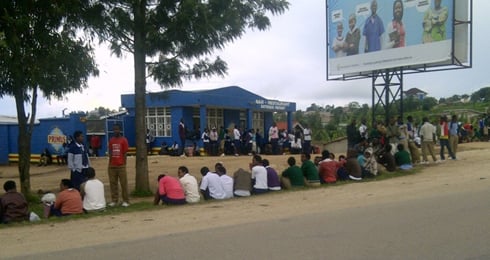 Aba banyeshuri bahereye mu gitondo bateze imodoka kugeza nimugoroba.