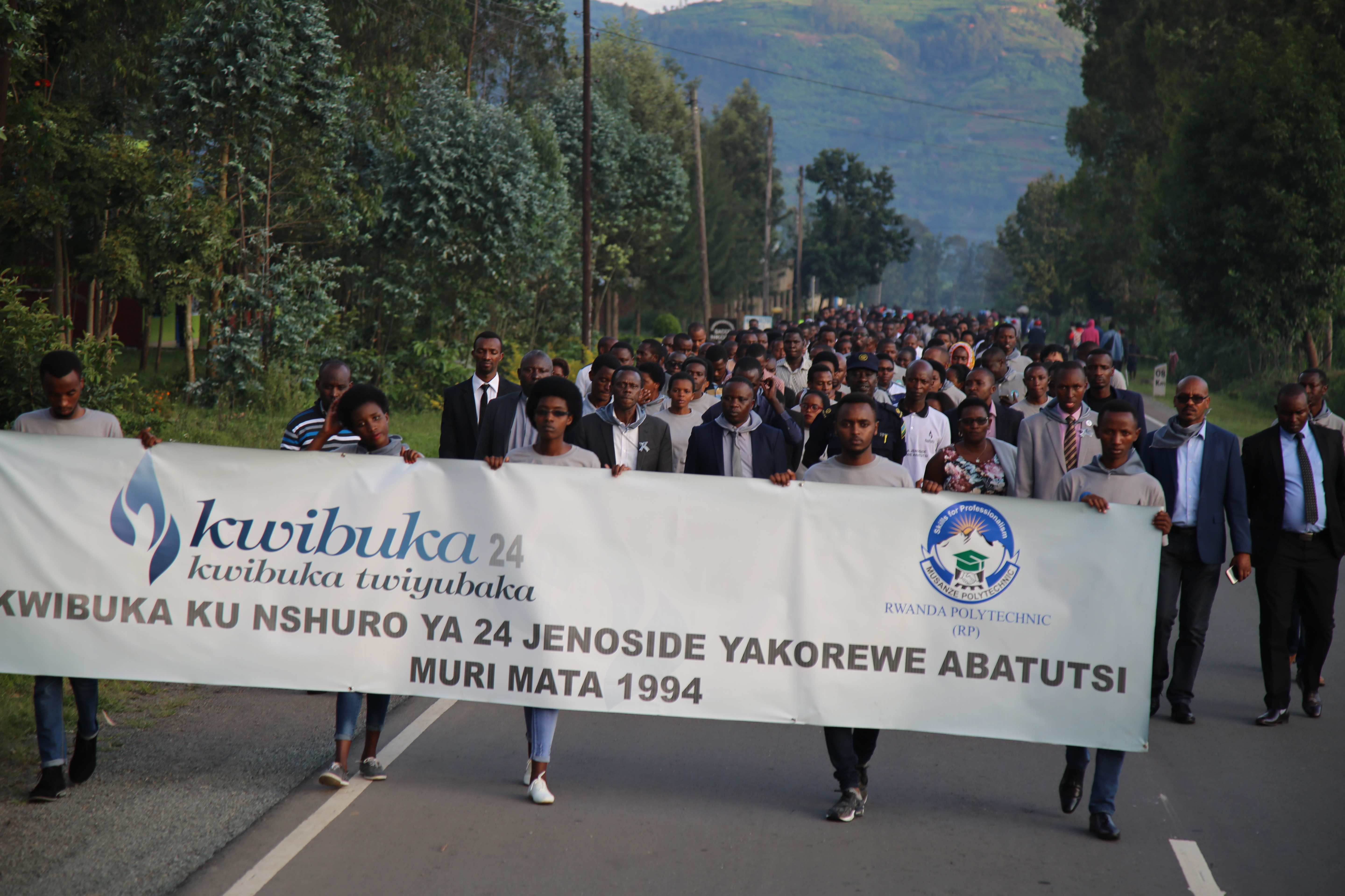 Abanyeshuri biga muri IPRC Musanze,abarimu n,abayobozi banyuranye mu rugendo rwo kwibuka Jenoside yakorewe abatutse
