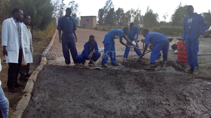 Abanyeshuri biga ubwubatsi muri Gatsibo Technical School bashyira mu bikorwa ibyo biga.