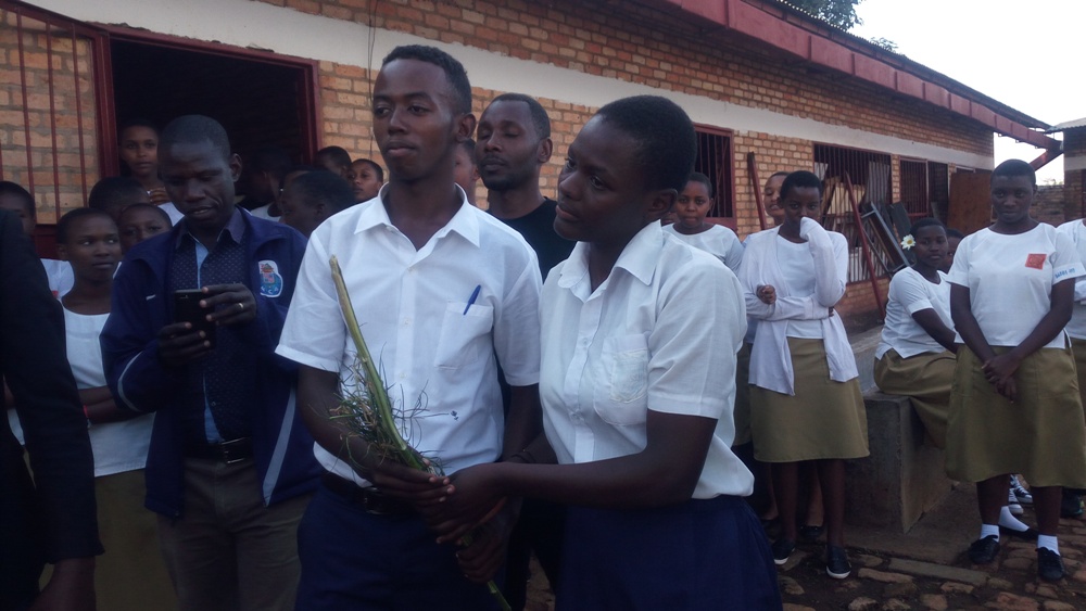Abanyeshuri bo kuri Butare Catholique bahagarariye abandi na bo bakiriye inkuyo nyuma yo gushyikirizwa inka bahawe n'ishuri NDPK
