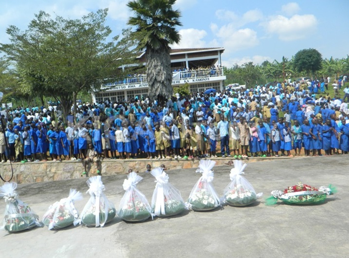 Abanyeshuri bo mu murenge wa Gacurabwenge biyemeje gufasha incike za Jenoside.