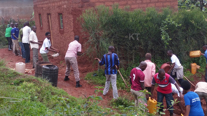 Abanyeshuri bo muri IPRC-South mu muganda wo kubakira Beatrice Mukasarambu