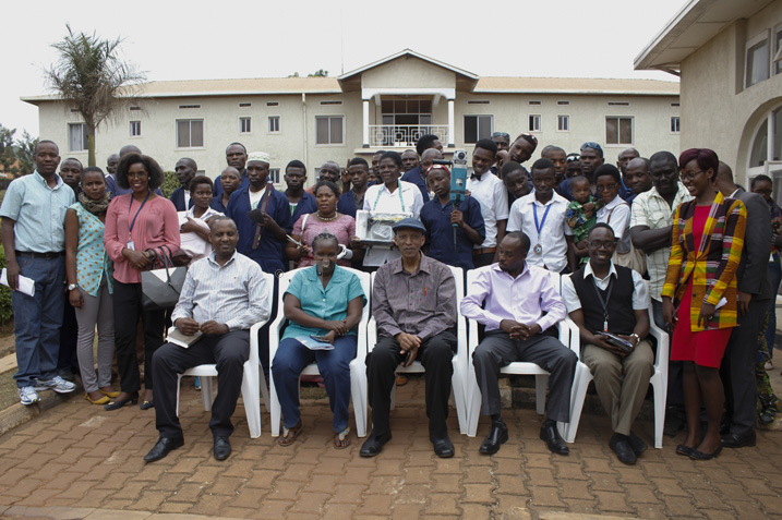 Abanyeshuri hamwe n'abarimu ba bo n'umuyobozi wa Komisiyo mu ifoto y'urwibutso