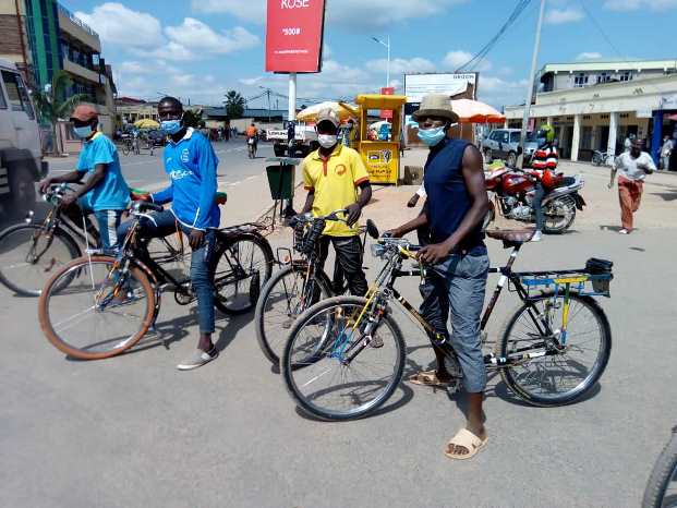 I Muhanga, abanyonzi na bo bari bazindukiye mu kazi bazi ko bemerewe. Barasaba na bo ko bakwemererwa gukora