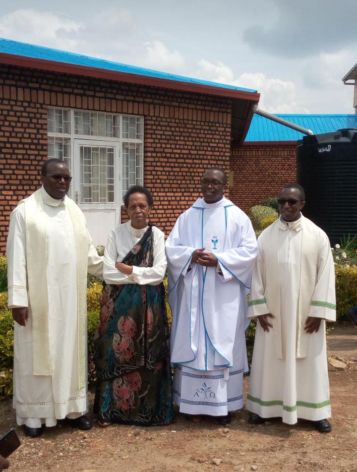 Abapadiri batatu n'umubyeyi wabo 