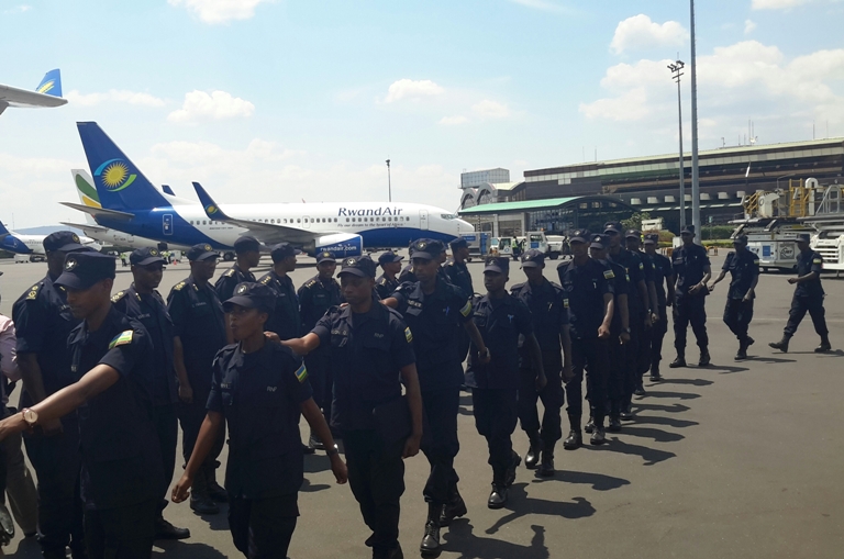 Abapolisi 280 buriye indege ya Rwandair iberekeza muri Centrafrique, bakaba bagiye gusimbura bagenzi babo bari bamazeyo umwaka