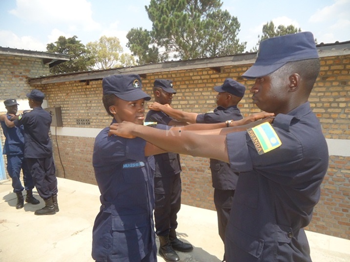abapolisi bambwikwa amapeti.