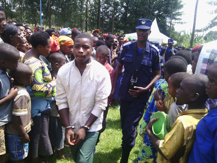 Abaregwa (Siborurema imbere, na Munyaneza) bajyanwe na Polisi nyuma y