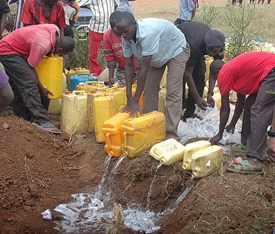 Bamwe mu barembetsi bagiye bafatirwa mu bikorwa bitemewe byo kwinjiza ibiyobyabwenge mu Rwanda bikamenwa