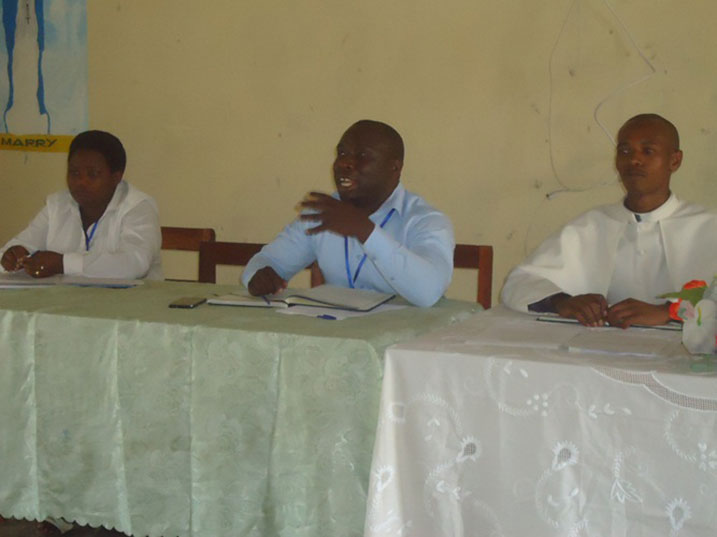 Abarezi barakangurira ababyeyi gukundisha abana gusoma.