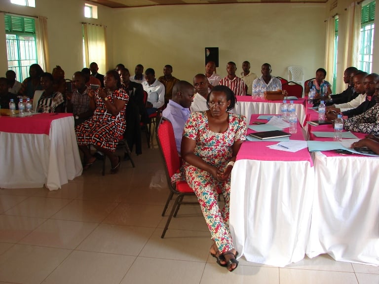 abarezi mu bo mu Karere ka Kayonza n'utundi Turere bari kugenda bahugurwa basobanurirwa akamaro ko kugana Sindika 