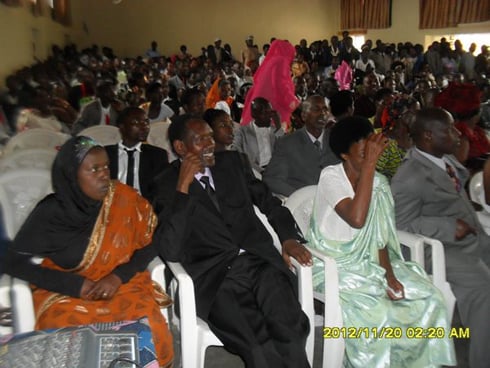 Abari aho batunguwe n'uburyo uyu mugore yatunguwe n'ibyo umugabo yavuze.
