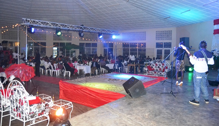 Abari bitabiriye icyo gitaramo wabona bishimiye umuziki wa Live bacurangirwaga.