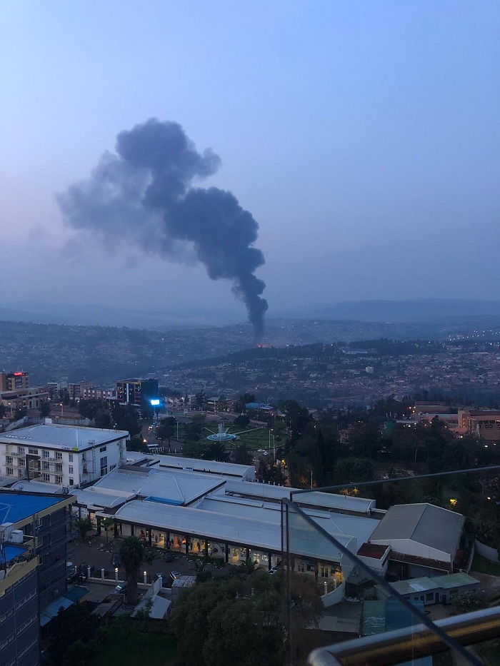 Abari mu bice bitandukanye by'Umujyi wa Kigali ubwo hatangiraga gushya ni uku babonaga umuriro n'umwotsi bizamuka mu kirere (Ifoto: Carl Wilkens)