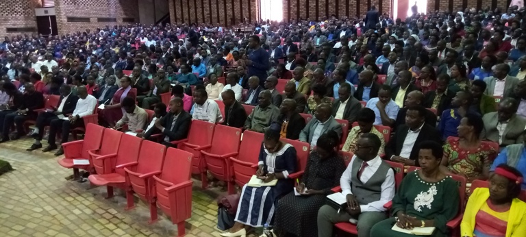 Abayobozi b'ibigo by'amashuri byo mu Majyepfo bakurikiye ikiganiro ku mateka y'amacakubiri mu Rwanda bahawe na Minisitiri Bizimana