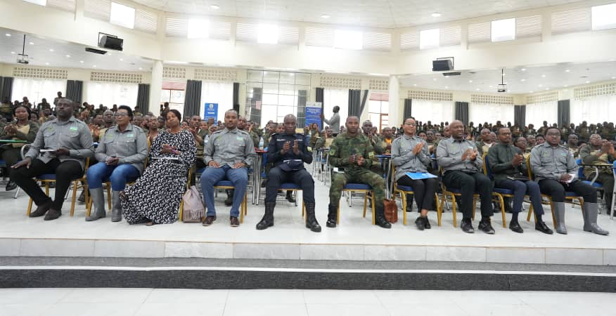 Abayobozi mu nzego zinyuranye mu ifoto y'urwibutso n'abarimu bitabiriye aya mahugurwa