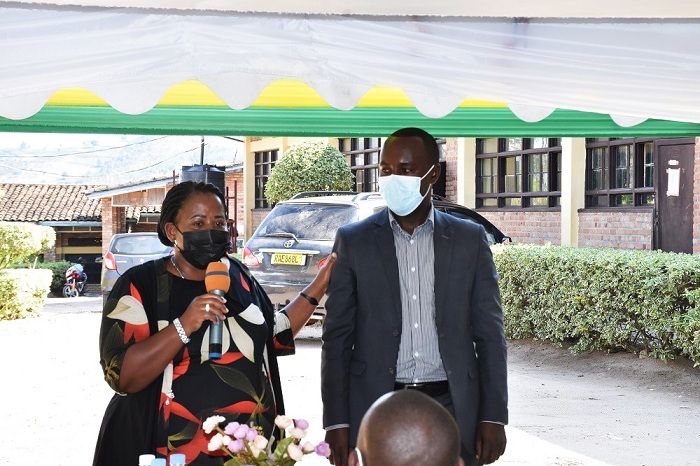 Mukangango ashimira Obed wahize abandi mu kwigisha mu mashuri yisumbuye