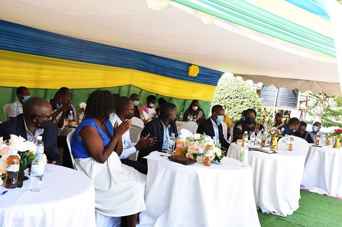Abarimu bari bitabiriye guhemba mugenzi wabo